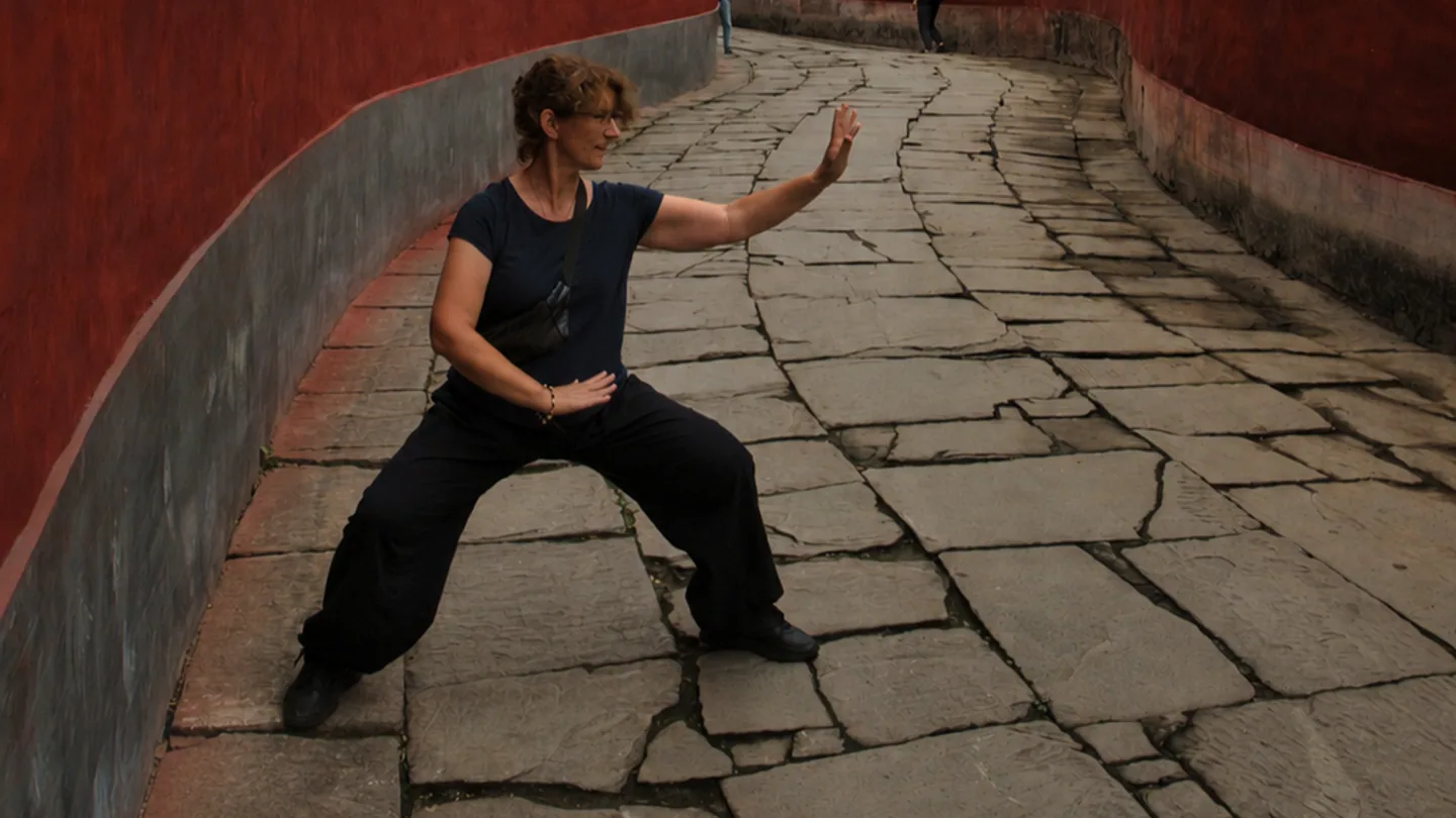 Trening Bagua w otoczeniu tradycyjnej chińskiej architektury