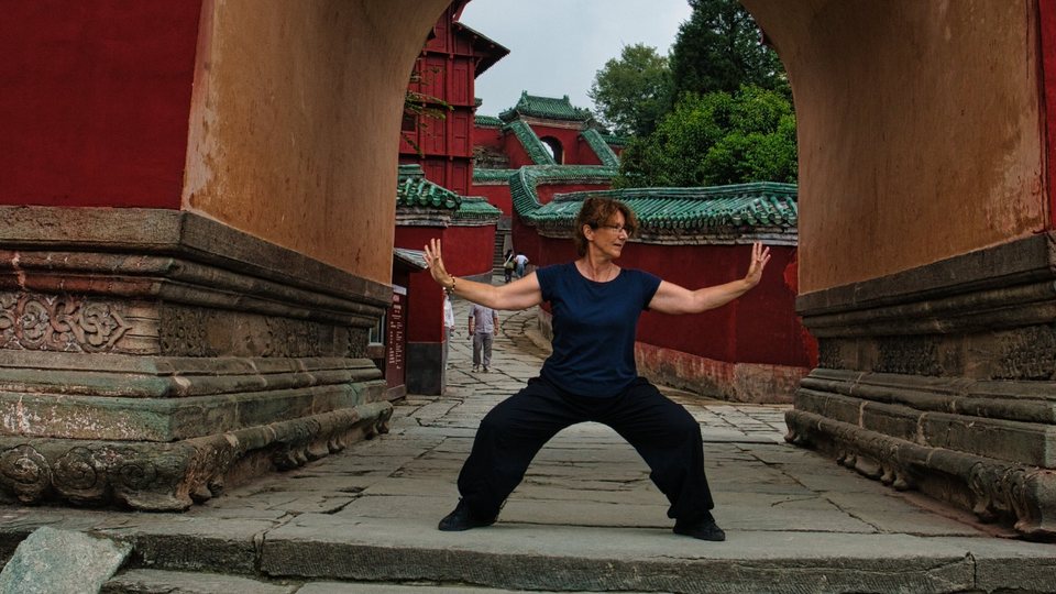 Trening Bagua w otoczeniu tradycyjnej chińskiej architektury